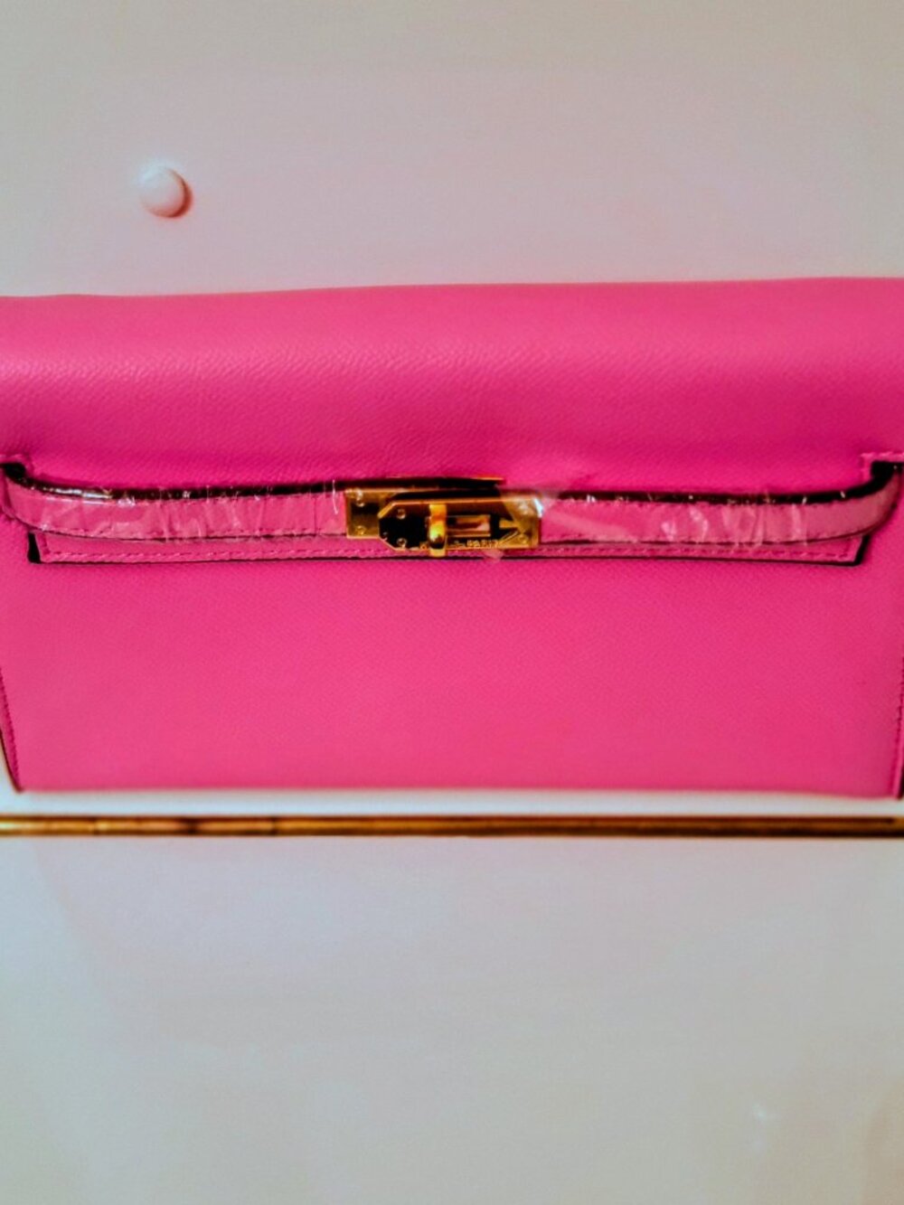*SALE* *Pretty in pink!!  Just adorable fashion crossbody. Never used. No brand.